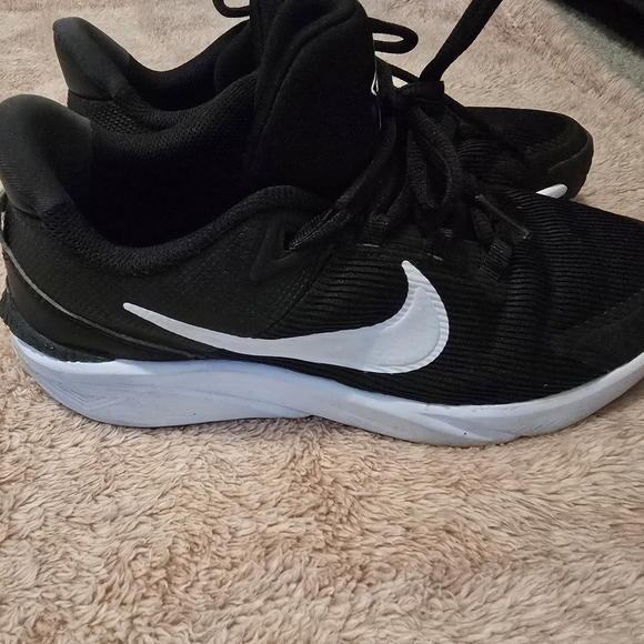 Nike Black and White Athletic Shoes - Picture 1 of 2